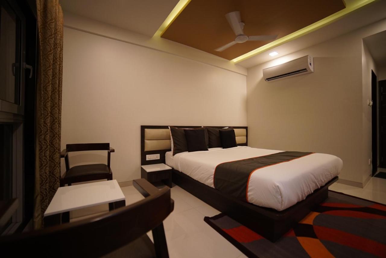 Hotel Vaccinated Staff - Collection O 41226 Ramji'S Residency Gole Colony Nashik Exterior foto