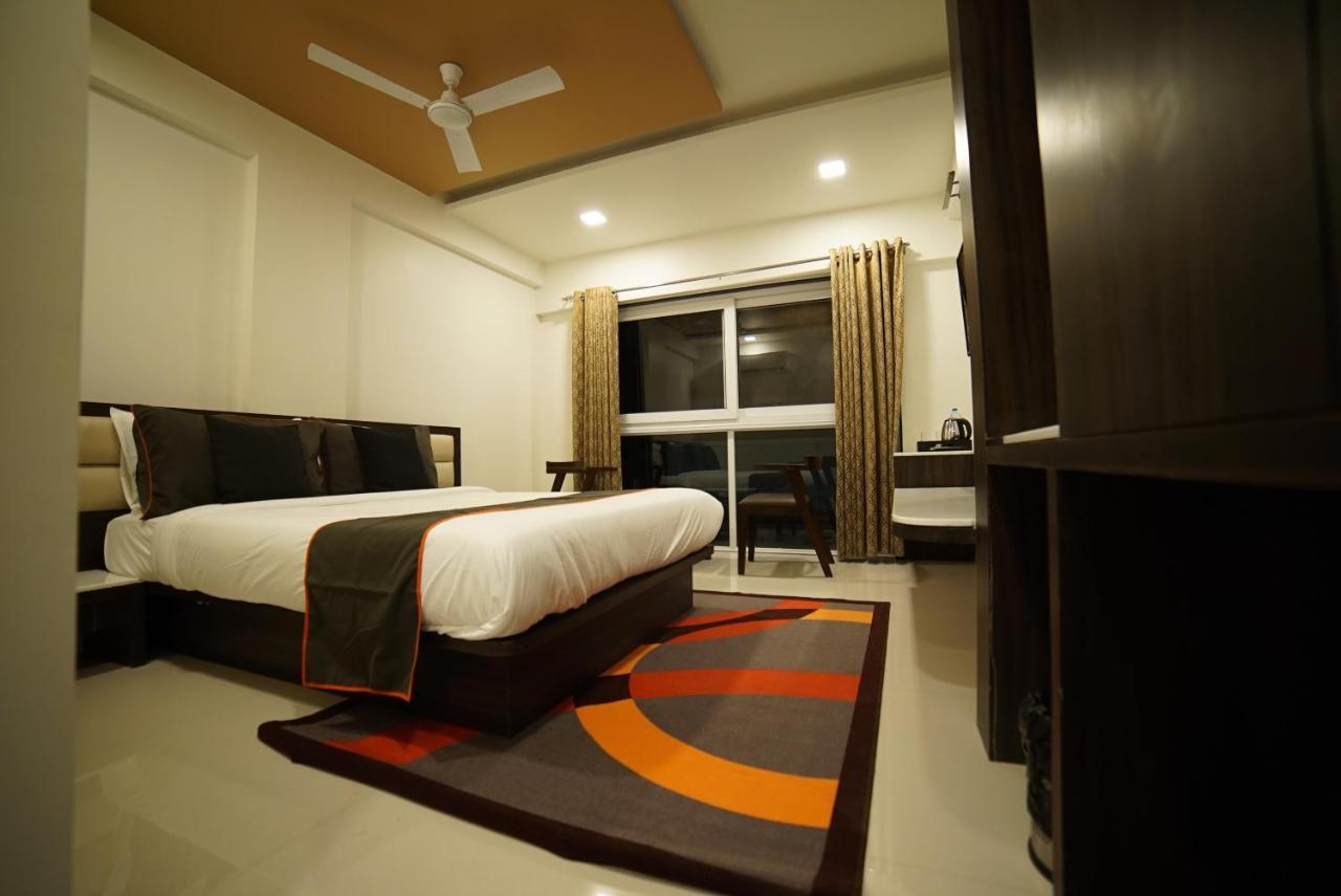 Hotel Vaccinated Staff - Collection O 41226 Ramji'S Residency Gole Colony Nashik Exterior foto